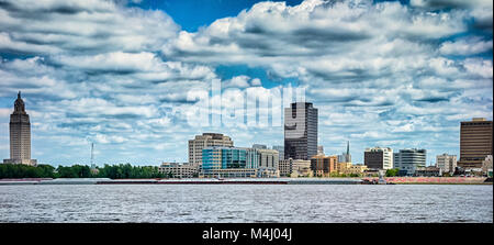 Baton Rouge Downtown Skyline über Mississippi River Stockfoto