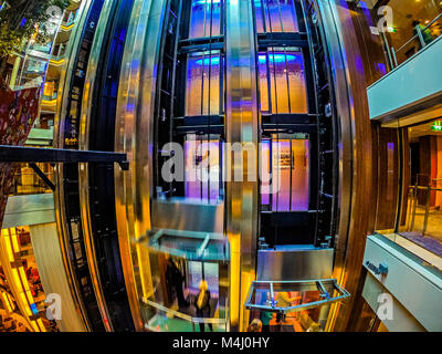 Lobby und Aufzüge auf Kreuzfahrtschiff Stockfoto