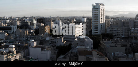 Panoramablick auf den südlichen Teil von Nikosia, Hauptstadt und größte Stadt auf der Insel Zypern. Stockfoto