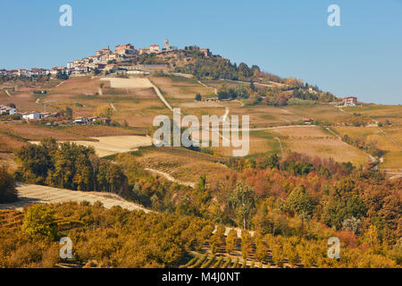 La Morra Stadt auf einem Hügel umgeben von Feldern, Weinbergen, Wäldern in sonniger Herbst Tag in Piemont, Italien Stockfoto