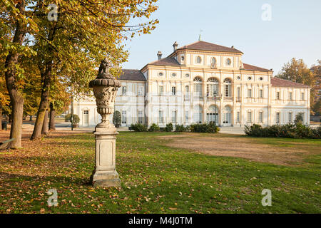 Barocke Tesoriera Villa und vase Skulptur an einem sonnigen Tag im Herbst in Turin Stockfoto