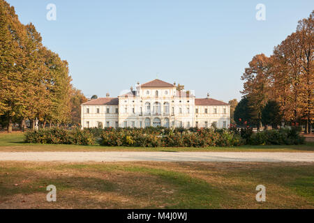 Barocke Tesoriera Villa mit Büschen mit Blumen an einem sonnigen Tag im Herbst in Turin Stockfoto