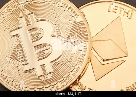 Bitcoin und des Astraleums Goldmünzen Hintergrund Stockfoto