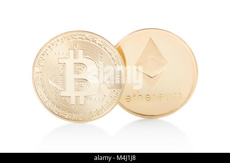 Bitcoin und des Astraleums, goldene Münzen auf weissem, Beschneidungspfade isoliert im Lieferumfang enthalten Stockfoto