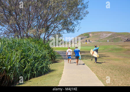 Drei männliche Surfer Crescent Head surfen Strand in der Mitte der Nordküste von New South Wales, Australien Stockfoto