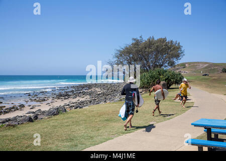 Drei männliche Surfer Crescent Head surfen Strand in der Mitte der Nordküste von New South Wales, Australien Stockfoto