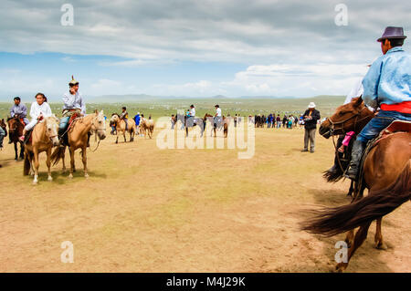 Khui Doloon Khudag, Mongolei - Juli 12, 2010: Zuschauer bei nadaam Pferderennen, Steppe in der Nähe von Ulaanbaatar. Mongolei Nadaam ist das wichtigste Festival. Stockfoto