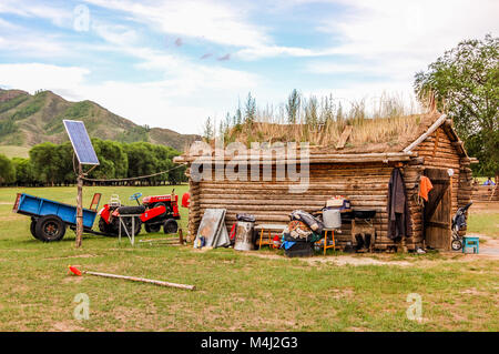 Ondor Khutag, zentrale Mongolei - 17. Juli 2010: Holzhaus mit Solarmodul in der Nähe von Khutag Ondor Dorf Stockfoto