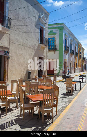 Campeche, Mexiko - Januar 31,2018: Typische koloniale Straße in Campeche, Mexiko. Historische Festungsstadt Campeche - UNESCO-Weltkulturerbe. Stockfoto