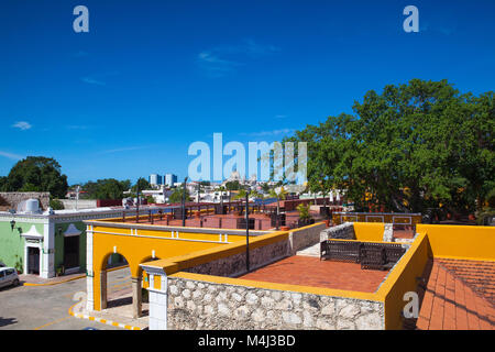 Campeche, Mexiko - Januar 31,2018: Blick von alten Mauern in Campeche. Typische koloniale Straße in Campeche, Mexiko. Historische Festungsstadt Campeche Stockfoto