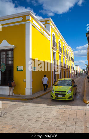 Campeche, Mexiko - Januar 31,2018: Typische koloniale Straße in Campeche, Mexiko. Historische Festungsstadt Campeche - UNESCO-Weltkulturerbe. Stockfoto