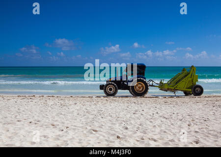 Playa del Carmen, Mexiko - Februar 5,2018: Traktor Reinigung der Strand von Algen in den Morgen. Playa del Carmen, Yucatan, Mexiko. Stockfoto