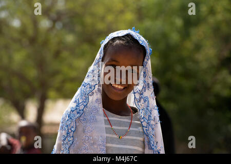 Eine junge mandinka (Mandingo) Mädchen in ihrem Dorf in Gambia, Westafrika. Stockfoto