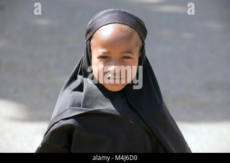 Eine junge, einheimische Mandinka Stamm Mädchen mit einem Kopftuch in Gambia, Westafrika. Stockfoto