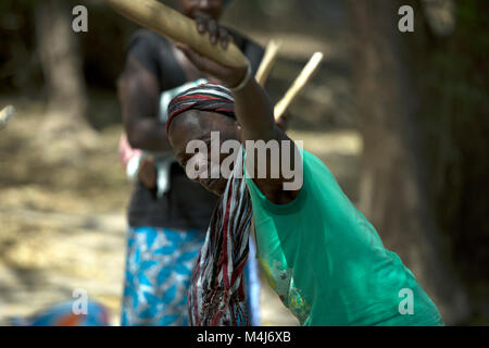 Eine ethnische Mandingo (mandinka) Frau tanzt während eines traditionellen, zeremonielle Musik Performance in ihrem Dorf, Gambia, Westafrika. Stockfoto