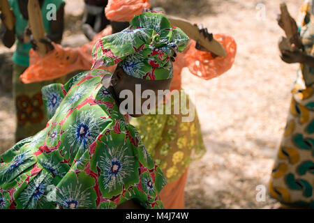 Eine einheimische, ethnischen Mandinka (Mandingo) Stamm Frau Durchführen einer traditionellen, zeremoniellen Tanz in ihrem Dorf, Gambia, Westafrika. Stockfoto
