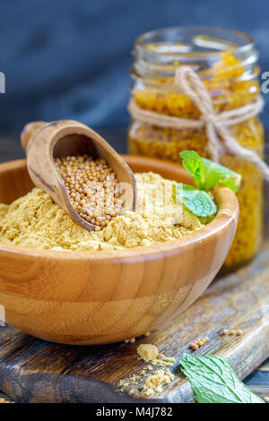 Senfkörner, Pulver und Sauce im Glas. Stockfoto