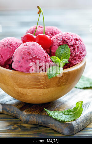Hausgemachte Kirsch Eis und Minzeblättchen. Stockfoto