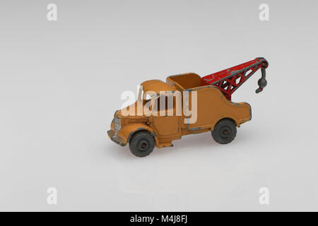 Ein vintage Lesney braun Spielzeug Wrack Lkw auf einem weißen Hintergrund. Stockfoto