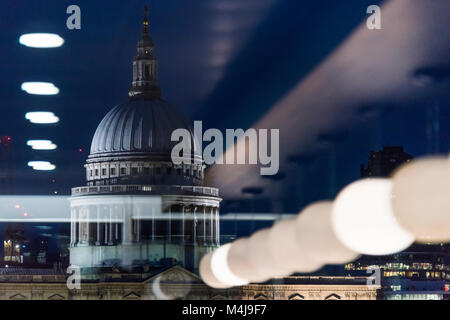 St Paul's Cathedral - Dämmerung über der Stadt von London. Stockfoto