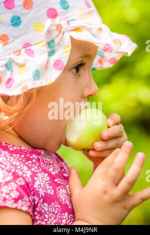 Mädchen einen Apfel essen Stockfoto