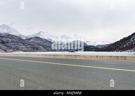 Leere Straße in der tibetischen Hochebene Stockfoto