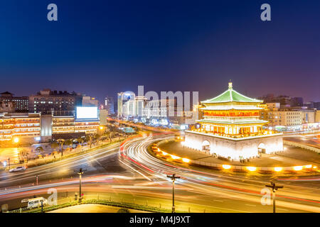 Xian Bell Tower bei Nacht Stockfoto