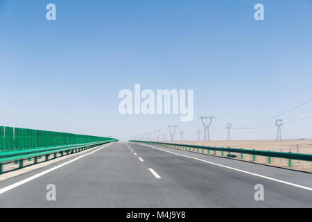 Autobahn auf Wüste Gobi Stockfoto