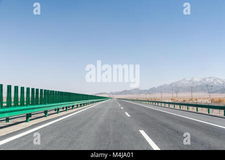 Autobahn auf Wüste Gobi Stockfoto