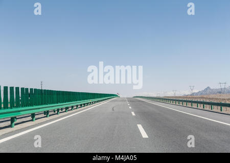 Autobahn auf Wüste Gobi Stockfoto