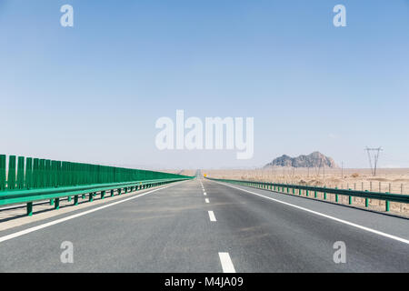 Autobahn auf Wüste Gobi Stockfoto