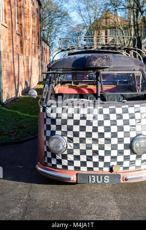 1954 VW Split Screen Wohnmobil im Bicester Heritage Center. Oxfordshire, England Stockfoto