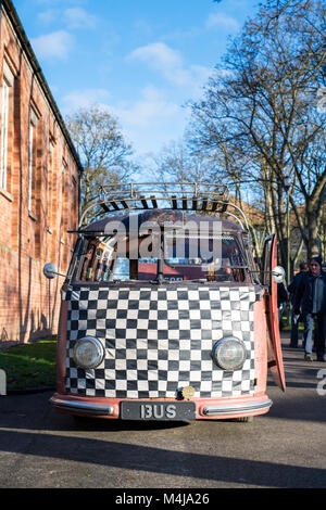 1954 VW Split Screen Wohnmobil im Bicester Heritage Center. Oxfordshire, England Stockfoto