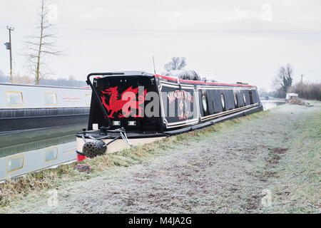 Welsh Kanal Boot auf der Oxford canal auf einem eisigen Januar Vormittag. Könige Sutton, Oxfordshire/Northamptonshire, England Stockfoto