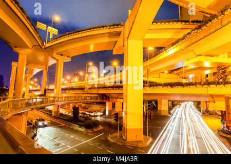 Stadt Viadukt closeup bei Nacht Stockfoto