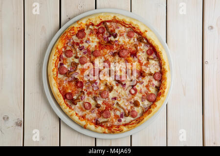 Blick von oben auf die Pizza mit Würstchen und Honig agaric Stockfoto