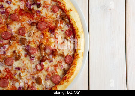 Blick von oben auf die Pizza mit Würstchen und Honig agaric Stockfoto