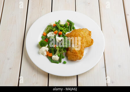 Fisch Filet im Teig mit gekochtem Gemüse Stockfoto