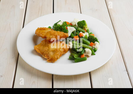 Fisch Filet im Teig mit gekochtem Gemüse Stockfoto