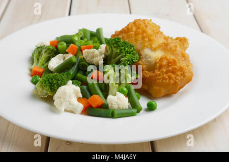 Fisch Filet im Teig mit gekochtem Gemüse Stockfoto