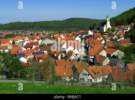 Schwäbische Alb; Kirche; Dorf; Deutschland; Europa; Stockfoto