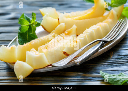 Frische süße Melone in Scheiben geschnitten auf ein Fach. Stockfoto