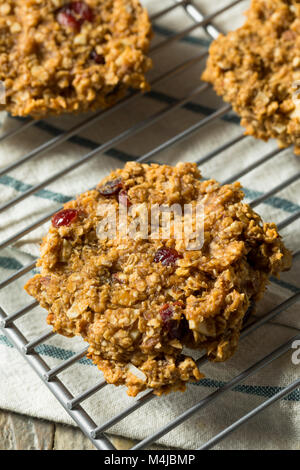 Vegan gesundes Frühstück mit Hafer Cookies Peanut Butter und Banane Stockfoto