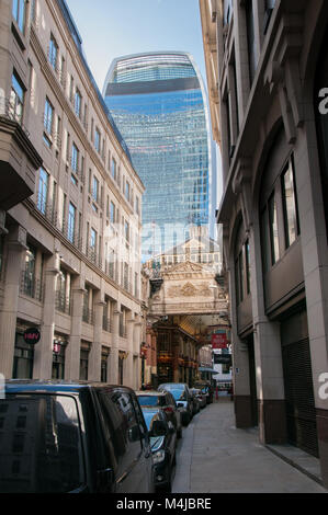 Eingang zum Leadenhall Market mit 20 Fenchurch Street aka Walkie-Talkie-Gebäude im Hintergrund, London, Vereinigtes Königreich Stockfoto