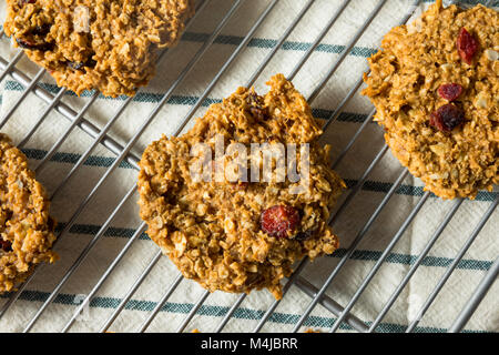 Vegan gesundes Frühstück mit Hafer Cookies Peanut Butter und Banane Stockfoto