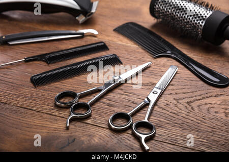 Hohe Betrachtungswinkel Eines Friseur Tools auf hölzernen Schreibtisch Stockfoto