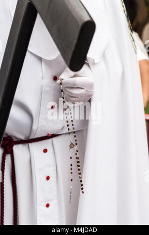 Detail der Hand des Pönitenten mit einem Rosenkranz, zählen die Perlen beim Beten. Stockfoto