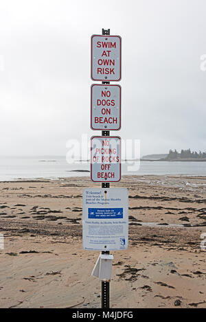 Zeichen, die Regeln bei Seal Harbor Beach, Maine. Stockfoto