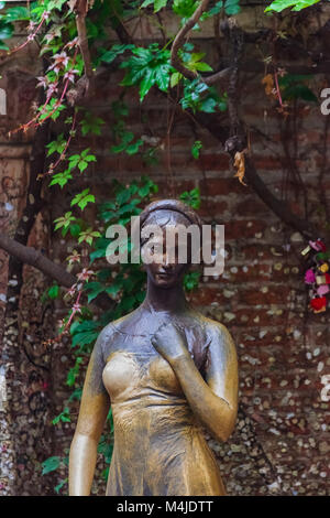 Statue der Julia in Ihrem Haus Hinterhof in Verona Italien Stockfoto