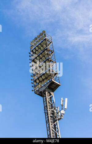 Alte Arbeitsscheinwerfer Mast Stockfoto